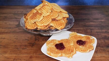 Hvitt fat med vafler med syltetøy fra ferdiglaget vaffelrøre fra Baker Klausen